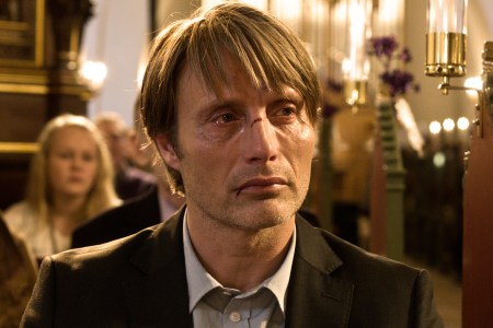 officia_Mads_Mikkelsen_in_church_TheHunt_FramegrabPhoto_by_Charlotte_Bruus_Christensen