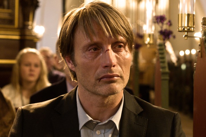 officia_Mads_Mikkelsen_in_church_TheHunt_FramegrabPhoto_by_Charlotte_Bruus_Christensen
