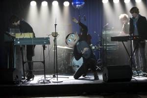 Maggie Gyllenhaal, Michael Fassbender and Domhnall Gleeson in FRANK, a Magnolia Pictures release. Photo courtesy of Magnolia Pictures.