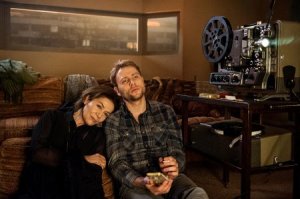 Ruth ( Hannelore Elsner ) und Jonas ( Max Riemelt ) schauen ihren alten Film